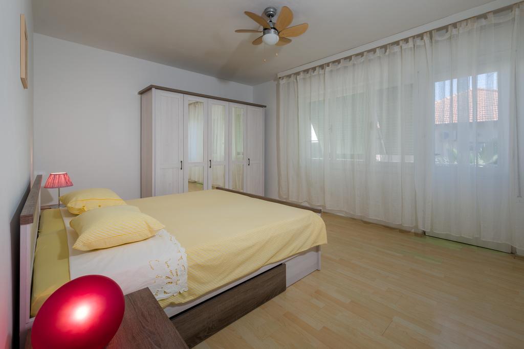 Garden Apartment Каштела Номер фото