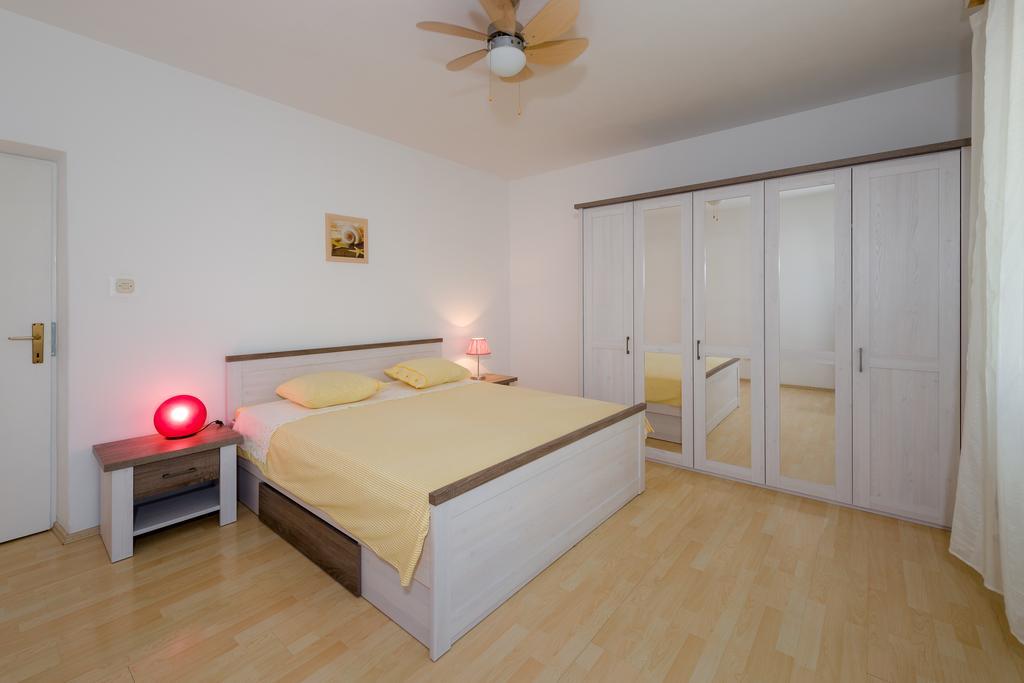 Garden Apartment Каштела Номер фото